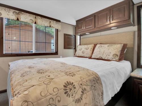 鸽子谷Lovely 1BR Cottage with Loft的带一张大床和一扇窗户的卧室