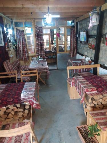 Μια τηλεόραση ή/και κέντρο ψυχαγωγίας στο Lahic Kafe B&B