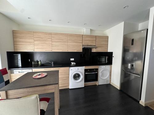 une cuisine avec un lave-linge et un lave-linge dans l'établissement Le 108 Appartement, à Nogent-le-Rotrou