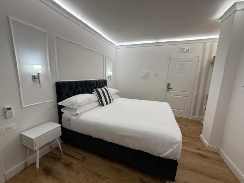Postel nebo postele na pokoji v ubytování Emy Suites