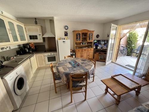 Photo de la galerie de l'établissement Pavillon pour 4/5 pers, proche plage, parking privé et climatisation - FR-1-781-91, à Valras-Plage