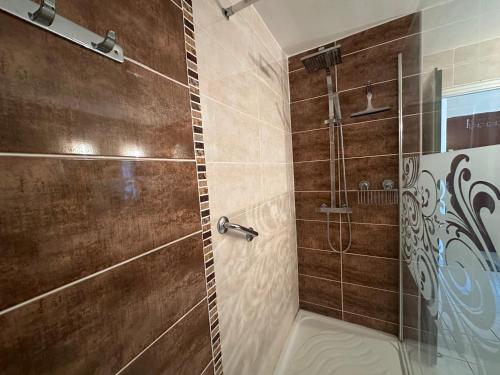 une salle de bain avec une douche avec une porte vitrée dans l'établissement Location saisonnière à Valras-Plage pour 2 personnes - FR-1-781-95, à Valras-Plage
