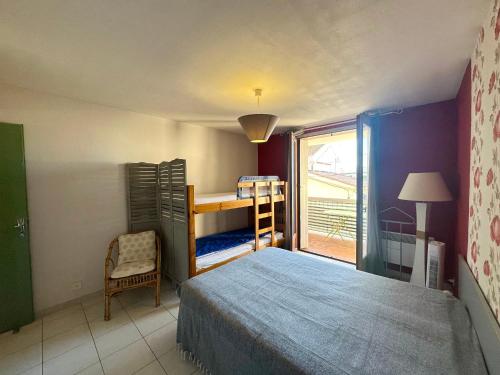 une chambre avec un lit, un bureau et une fenêtre dans l'établissement Location saisonnière à Valras-Plage pour 2 personnes - FR-1-781-95, à Valras-Plage