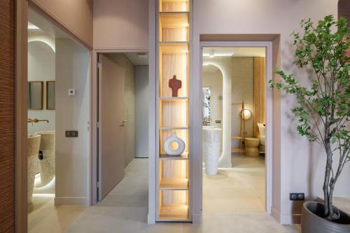 un couloir avec une porte menant à une salle de bains. dans l'établissement Appartement 3 chambres avec jardin privé, à Cannes