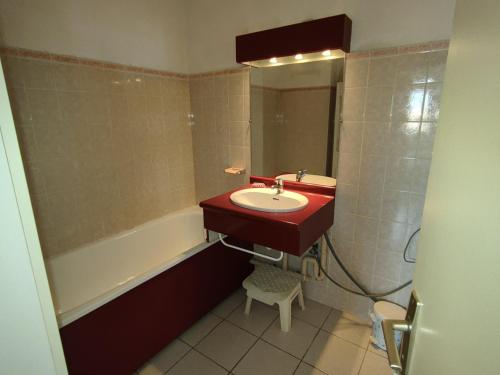 une salle de bain avec un lavabo et une baignoire dans l'établissement Appart 2 ch avec loggia à 100m du centre - FR-1-781-89, à Valras-Plage