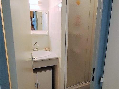une salle de bain avec un lavabo et un miroir dans l'établissement Pavillon 6 pers, à 70m plage, 2 chambres, parking - FR-1-781-58, à Valras-Plage