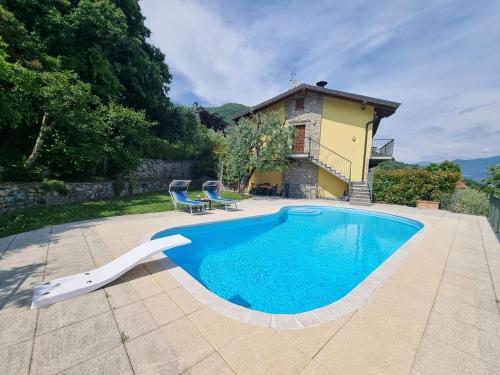 Bazén v ubytování Casa ACQUA Iseo Lake - panoramic house with private pool nebo v jeho okolí