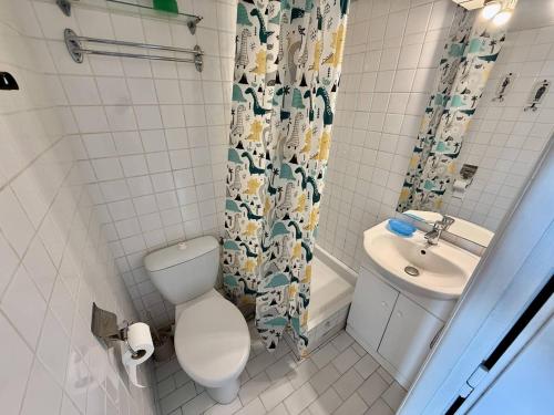 une salle de bain avec toilettes et lavabo dans l'établissement Studio confortable au Cap d'Agde, proche plage, 4 pers - FR-1-723-46, au Cap d'Agde