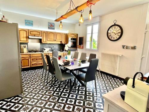 une cuisine et une salle à manger avec une table et des chaises dans l'établissement Villa 7 chambres à Belz avec WiFi, animaux acceptés - FR-1-479-177, à Belz