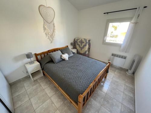 une chambre avec un lit et une fenêtre dans l'établissement Pavillon 6 pers + Terrasse + à 450m de la mer - FR-1-781-93, à Valras-Plage