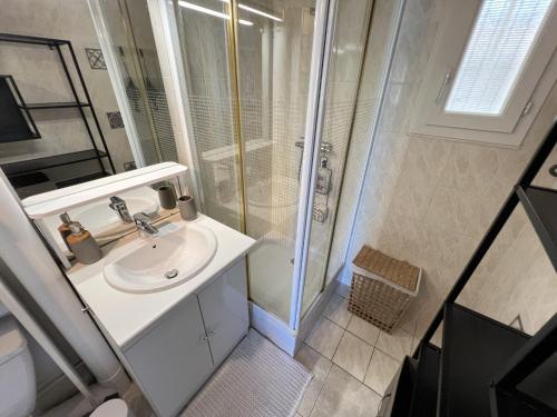 une salle de bain avec un lavabo et une douche dans l'établissement Pavillon 6 pers + Terrasse + à 450m de la mer - FR-1-781-93, à Valras-Plage