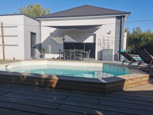 une piscine devant une maison dans l'établissement Villa 5km du circuit 24h Le Mans, à Spay
