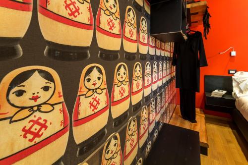 a wall in a room with a wall with kimonos at Mercatovecchio Luxury Suites in Udine