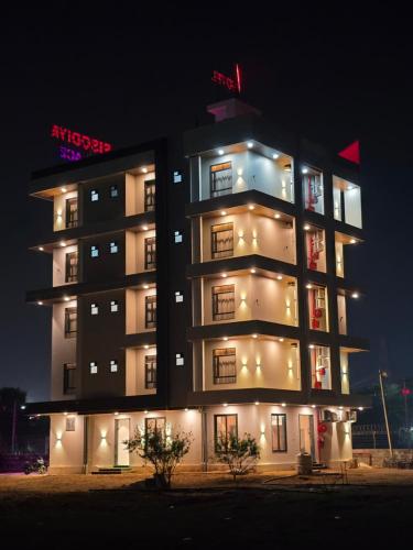 a night view of a building with lights at Hotel Sisodiya Palace in Khātu