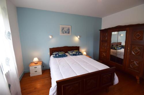 une chambre avec un grand lit et une commode dans l'établissement Maison pour 5 personnes à la campagne, à Blanquefort-sur-Briolance