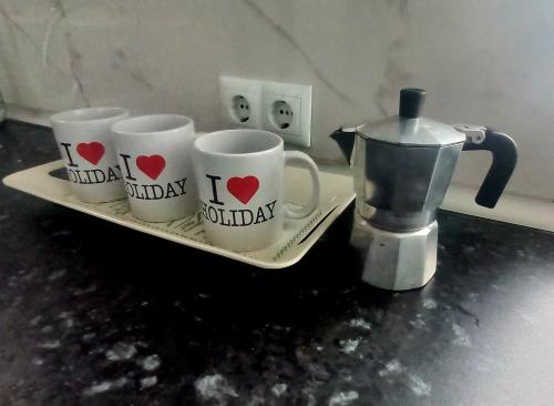 拉拉古纳Natur Vida Home Tenerife的盘子上放着三个咖啡杯