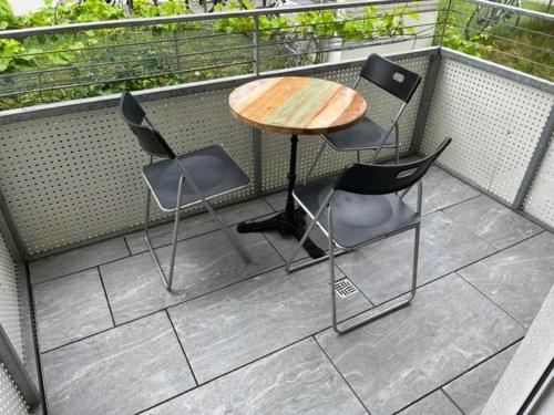 a table and chairs sitting on a balcony at Ferienwohnung Alpenblick in Innsbruck