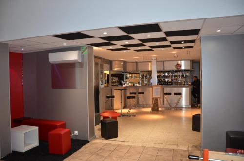 een kamer met een keuken en een bar in een kamer bij Le Miracle in Lédenon
