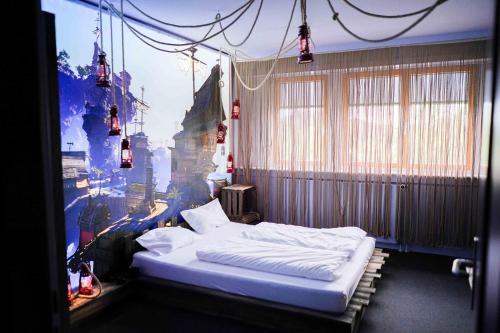 ein Schlafzimmer mit einem Bett in einem Zimmer mit Wandbild in der Unterkunft Bettenburg Hotel & Hostel in Hamburg