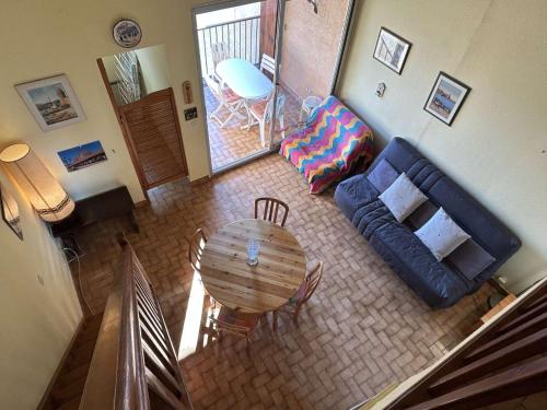 - un salon avec une table et un canapé dans l'établissement Studio/Mezzanine Banyuls 5 pers - Parking, Climatisé - FR-1-225C-154, à Banyuls-sur-Mer