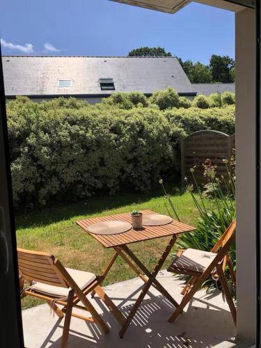 - une table de pique-nique et 2 chaises sur la terrasse dans l'établissement Appartement RDC Lumineux avec Jardin, à 5 min des plages, à Pléneuf-Val-André