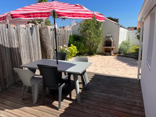 Maison mitoyenne à Barbâtre, proche plage, 4 personnes, Wi-Fi, jardin clos - FR-1-823-92