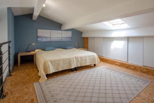 une chambre avec un lit, une table et une fenêtre dans l'établissement Le MOTU studio, à Cuers