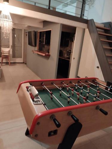 - un billard avec des balles dans une pièce dans l'établissement Le MOTU studio, à Cuers