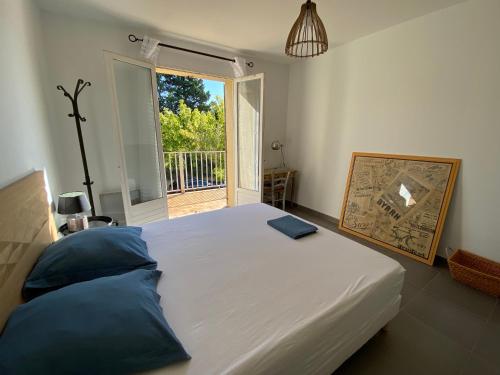 une chambre avec un grand lit et une fenêtre dans l'établissement Résidence IN&OUT, à Loriol-du-Comtat