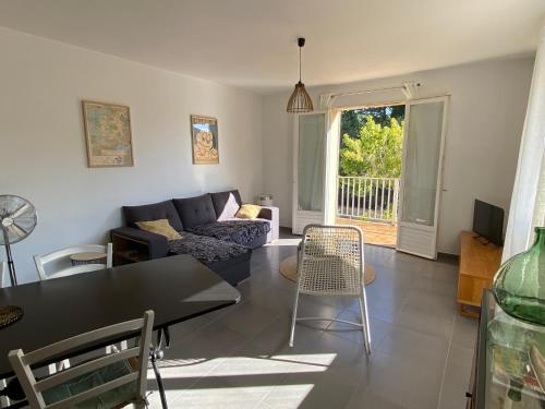 un salon avec un canapé et une table dans l'établissement Résidence IN&OUT, à Loriol-du-Comtat