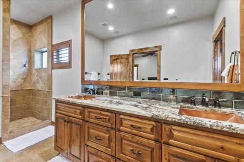 Ένα μπάνιο στο Reno Basecamp 2 King Suites, Walk to Food and Fun