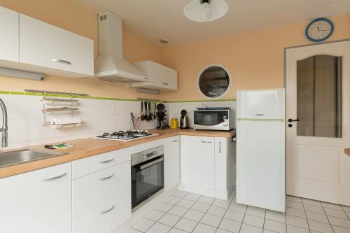 Nhà bếp/bếp nhỏ tại La Merisolle - 850m mer - Wifi