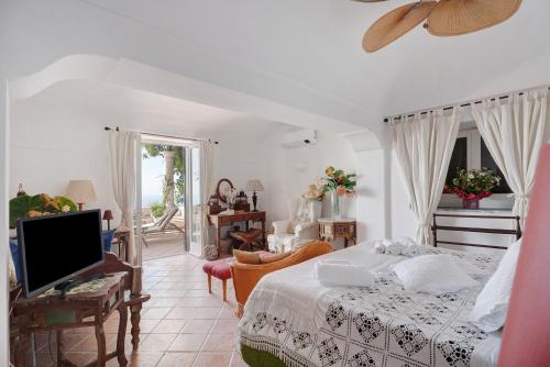 een slaapkamer met een bed en een tv erin bij Villa Bella Vista in Capri