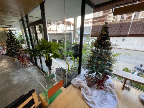 YOLO Bangkok Boutique Hotelにあるバルコニーまたはテラス