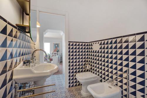 een badkamer met 2 wastafels en een toilet bij Villa Bella Vista in Capri