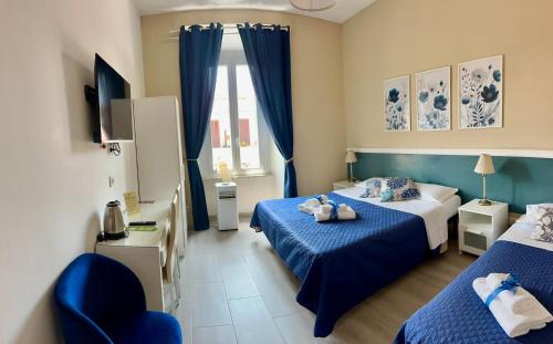ローマにあるGirasole Guesthouseのベッド2台と椅子があるホテルの部屋