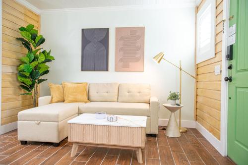 Χώρος καθιστικού στο Queen Bed-Step to Madeira Beach-Heated Pool-Private