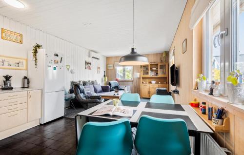 Køkken eller tekøkken på 2 Bedroom Beautiful Home In Hemmet