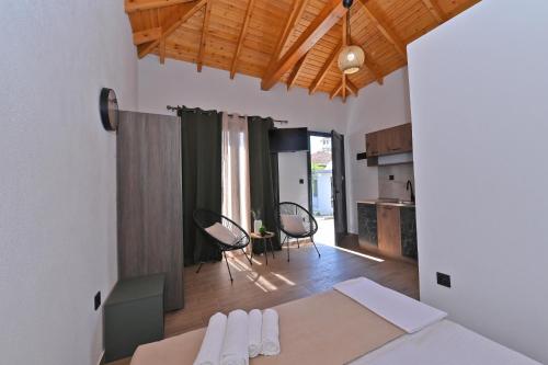 Ένα ή περισσότερα κρεβάτια σε δωμάτιο στο Grigoriou apartments