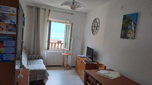 Televízia a/alebo spoločenská miestnosť v ubytovaní CASA MARIA lafinestrasulgarda