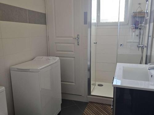 une salle de bain avec douche et machine à laver dans l'établissement Confortable 2 pièces au Lavandou avec balcon, clim et accès piscine - FR-1-308-120, au Lavandou