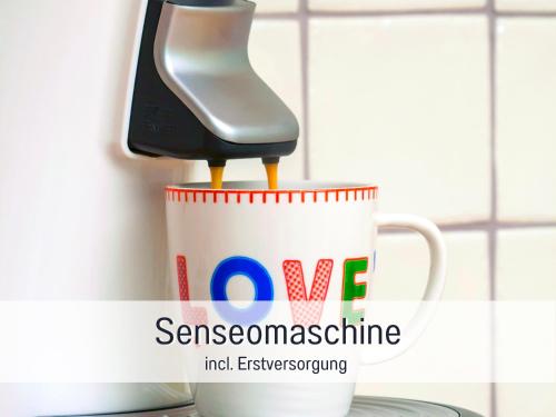 a hand mixer sitting on top of a coffee cup at Casa Lucia Filderstadt, Wohnung mit 4 Zimmer, komplett neu, top für Familen und Geschäftsreisen, super ausgestattet, mit PKW Stellplatz in Filderstadt