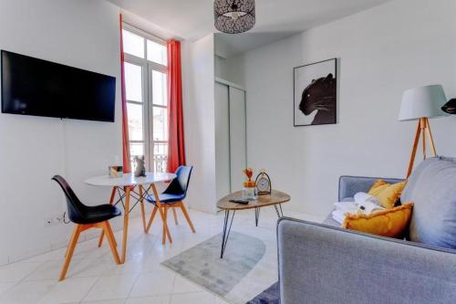 un salon avec un canapé et une table dans l'établissement LA PANTHERE studio design central et calme, idéal pour un séjour en couple ou congrès, à Cannes