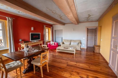 ラ・モッラにあるResidenza Morraのテーブルとソファのあるリビングルーム
