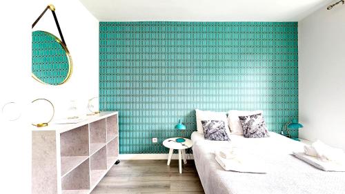 une chambre avec un lit et un mur végétal dans l'établissement 802 Suite Lovely's - Superb Apartment, à Bagnolet