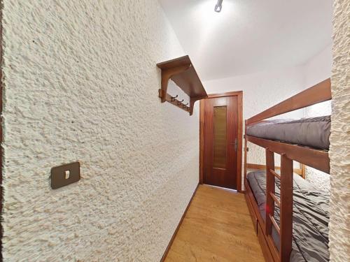 - une chambre avec 2 lits superposés et un escalier dans l'établissement Studio cosy 4 pers. au Grand-Bornand, navette proche, parking, ménage inclus - FR-1-241-141, au Grand-Bornand