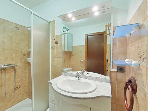 une salle de bain avec un lavabo et une douche dans l'établissement Studio cosy 4 pers. au Grand-Bornand, navette proche, parking, ménage inclus - FR-1-241-141, au Grand-Bornand