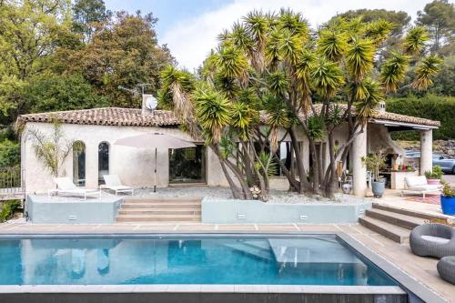 une villa avec piscine et une maison dans l'établissement Magnifique villa avec piscine, à Biot