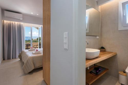 Postel nebo postele na pokoji v ubytování Hill Lofos Hotel