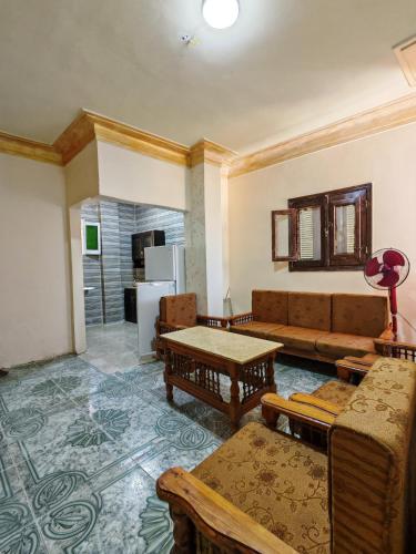 una sala de estar con un sofá y una mesa en See you soon blue Beach, en Marsa Matruh